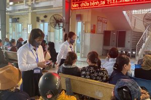 Một số hình ảnh nhân viên TTYT Thanh Miện hưởng ứng tháng cao điểm cài đặt sổ SKĐT cho bệnh nhân, người nhà bệnh nhân