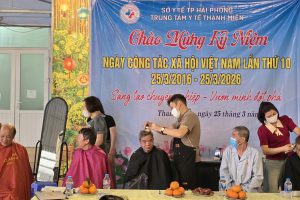 Kỷ niệm ngày Công tác xã hội, TTYT Thanh Miện đã phối hợp đội thiện nguyện cắt tóc miễn phí cho bệnh nhân tại đơn vị